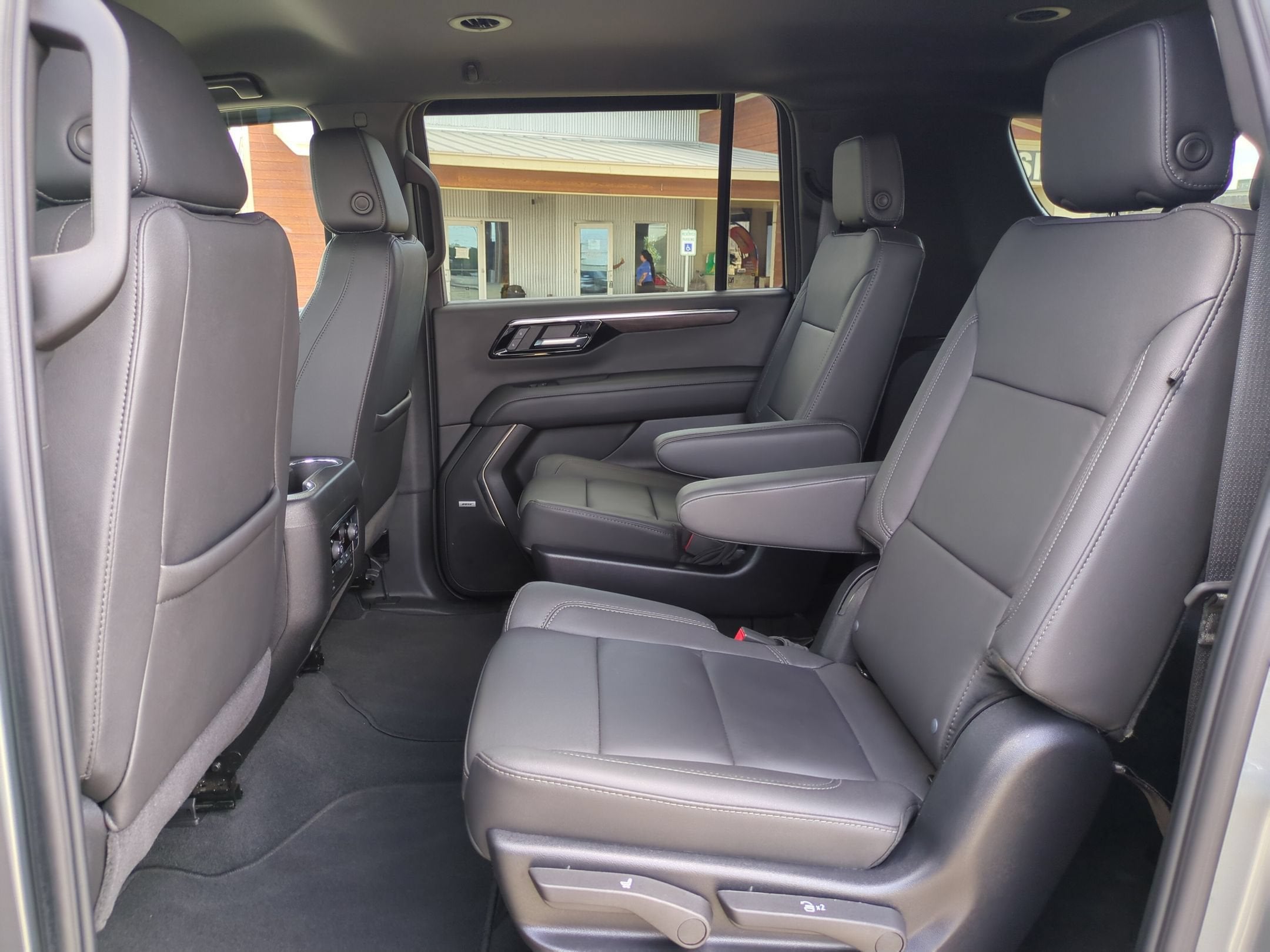 2025 Chevrolet Suburban LT