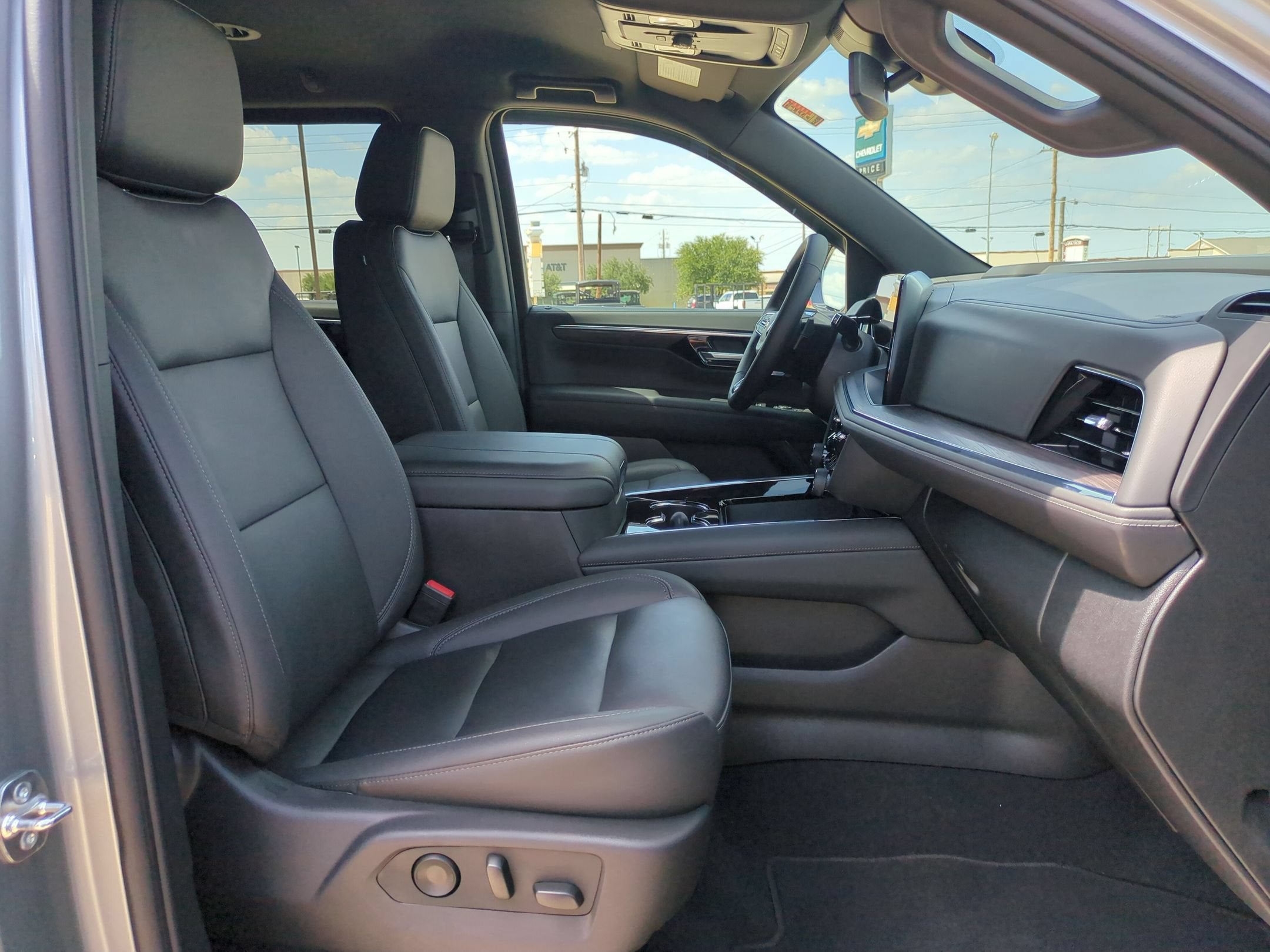 2025 Chevrolet Suburban LT