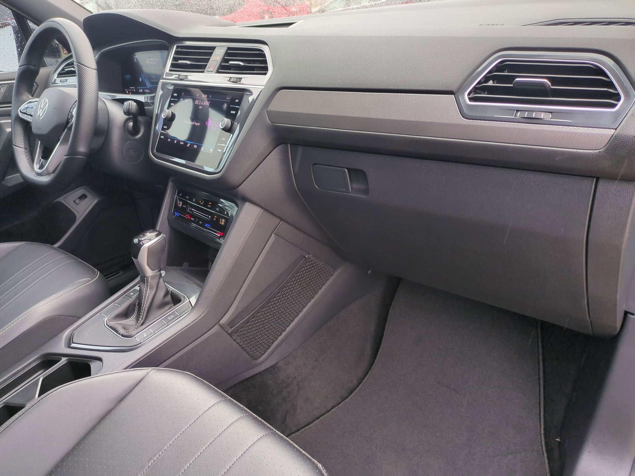 2024 Volkswagen Tiguan SE R-Line Black