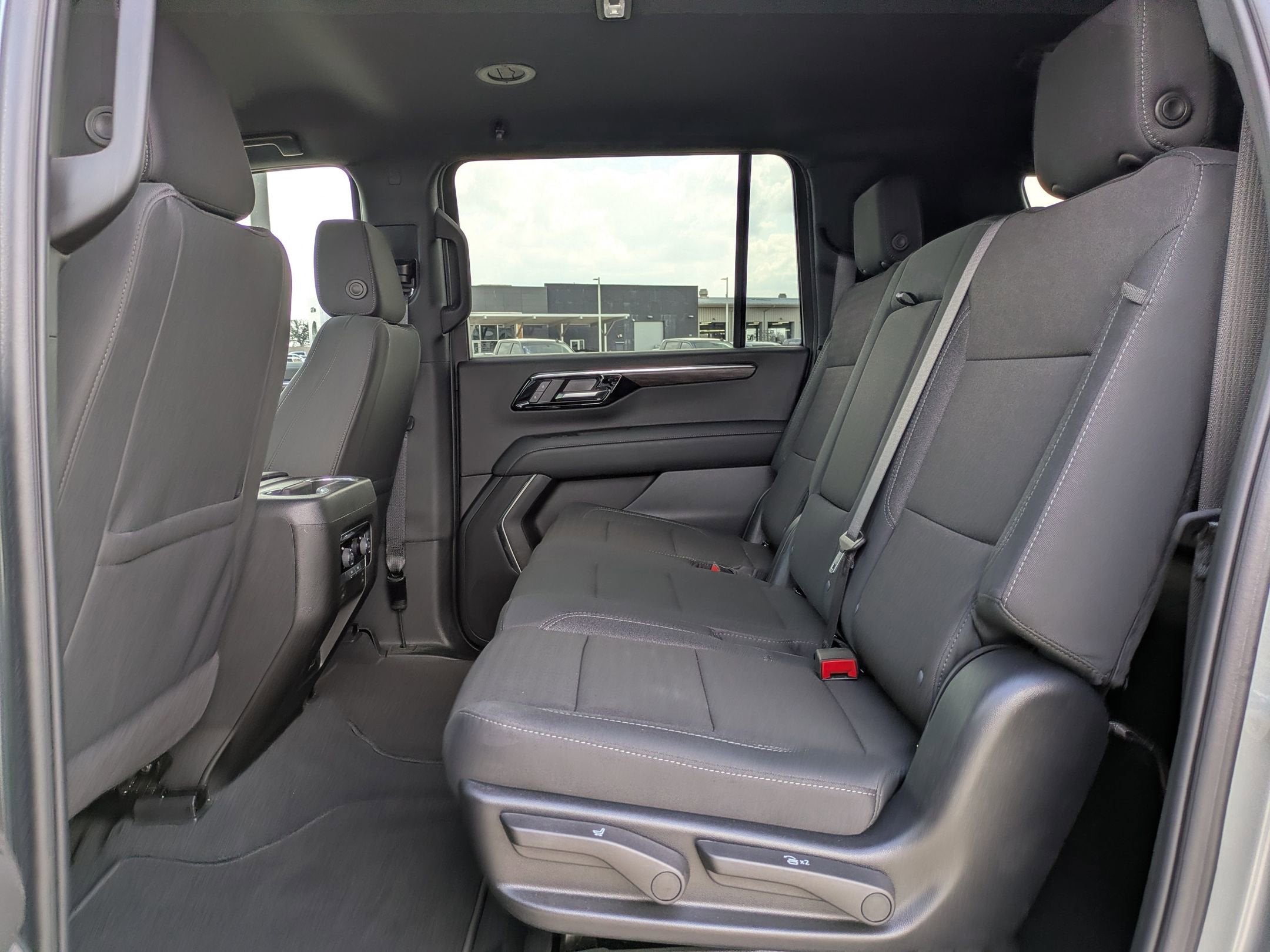 2025 Chevrolet Suburban LS