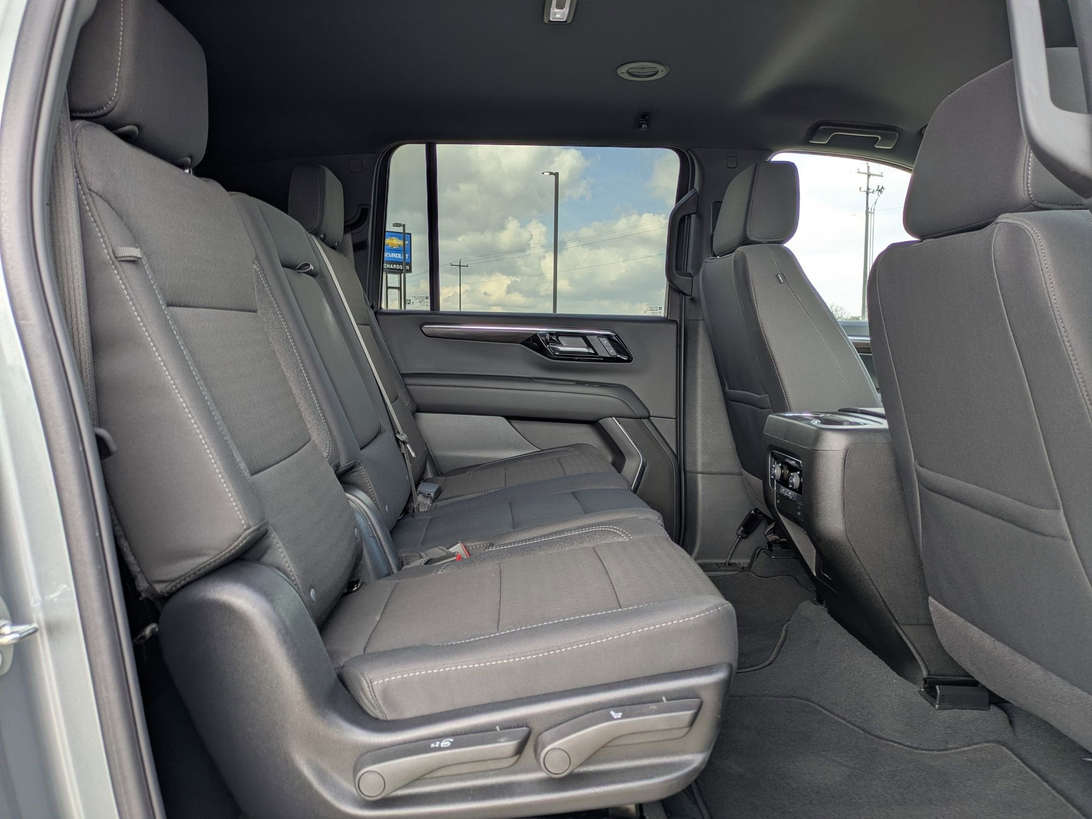 2025 Chevrolet Suburban LS