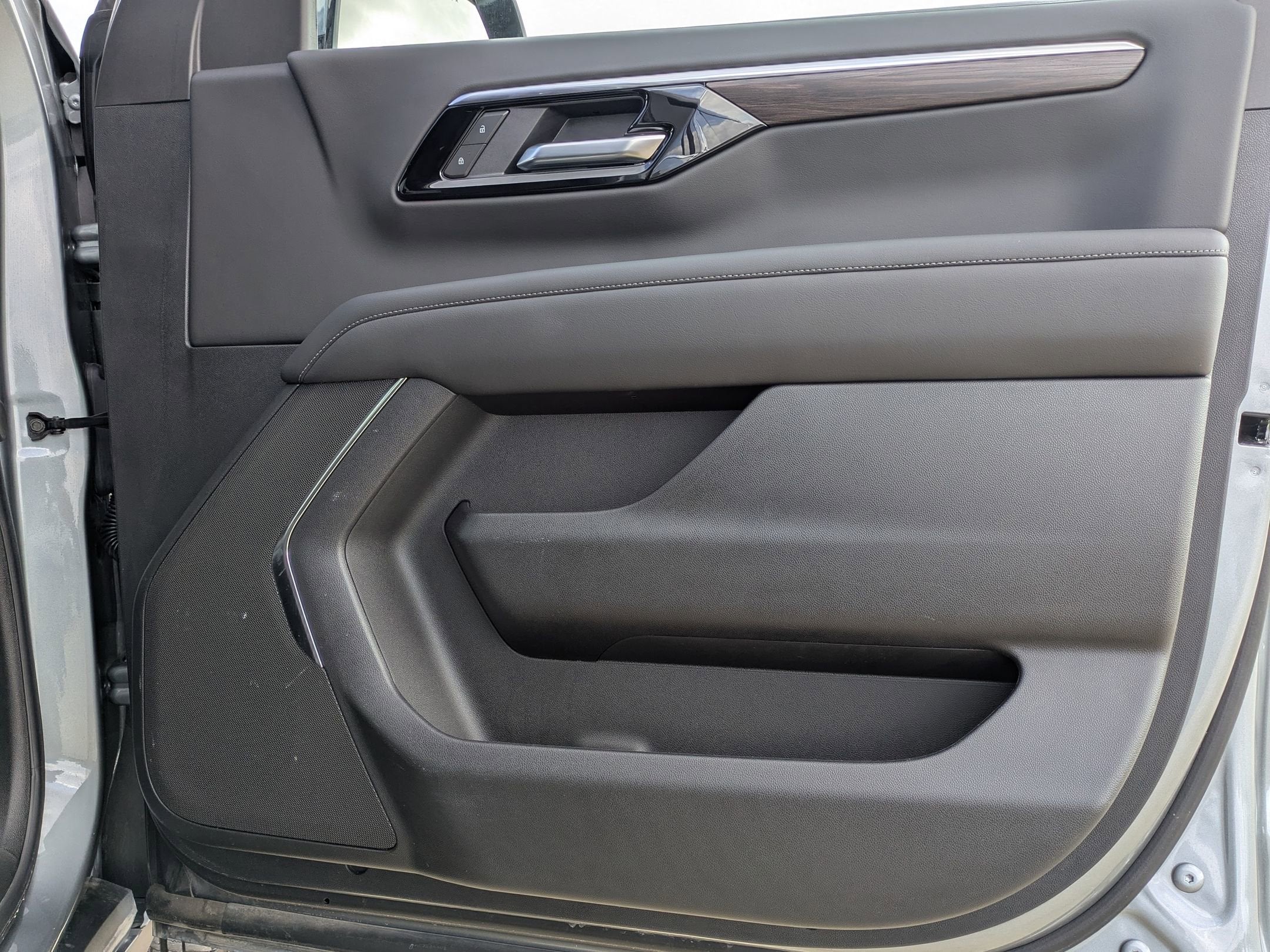 2025 Chevrolet Suburban LS